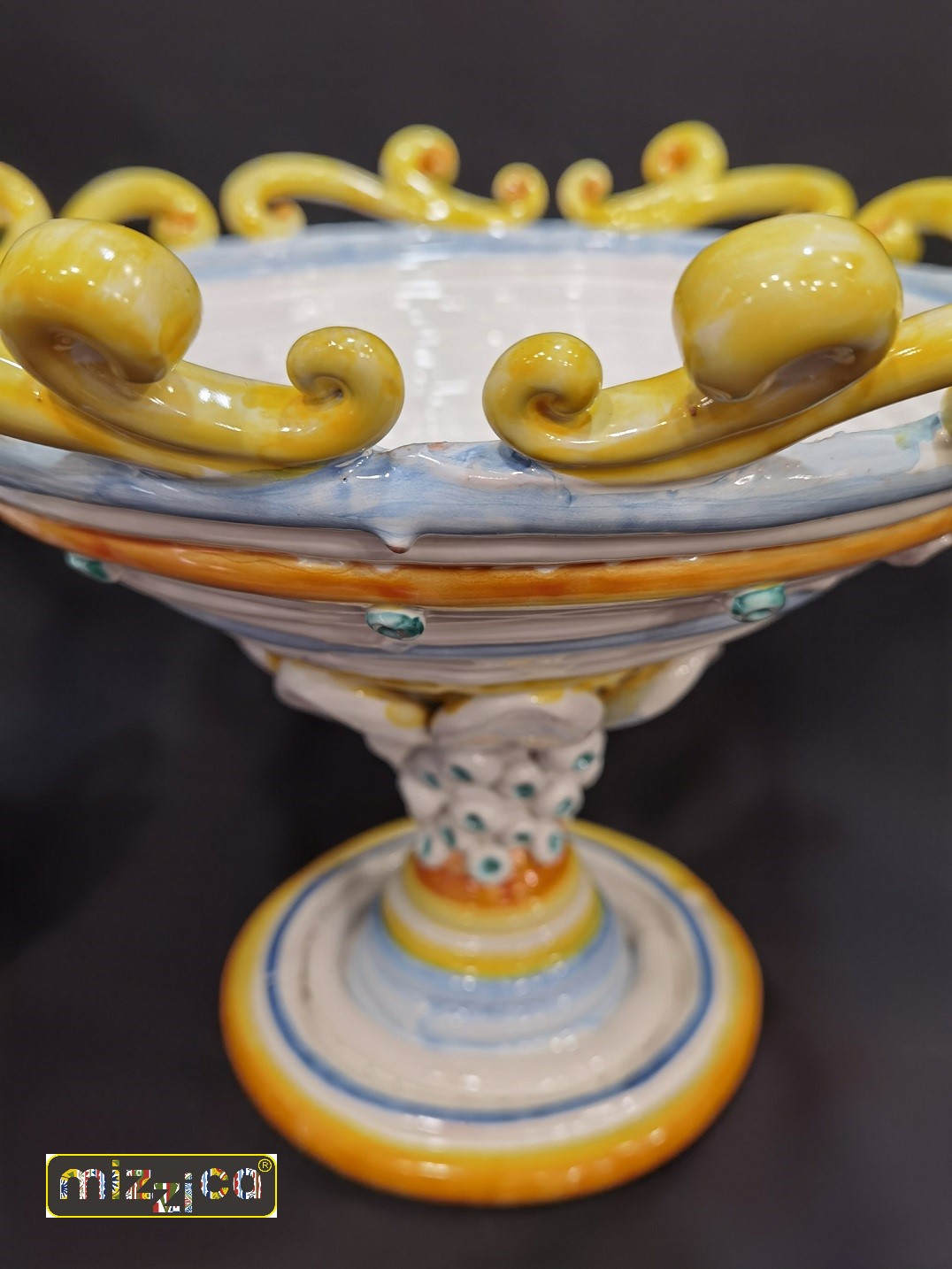 Centro tavola in ceramica.